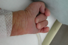 mano-empunada-dedos-imbricados-001