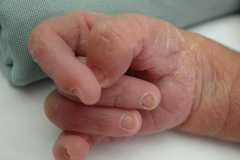 mano-empunada-dedos-imbricados-003